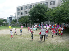 コミュニティの広場と小学校