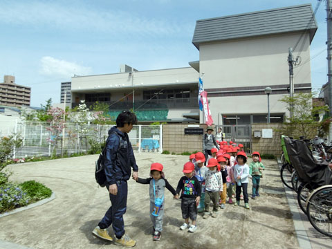 近くの鶴見緑地にお散歩