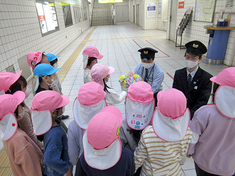 JR加島駅に勤労感謝の日のプレゼント