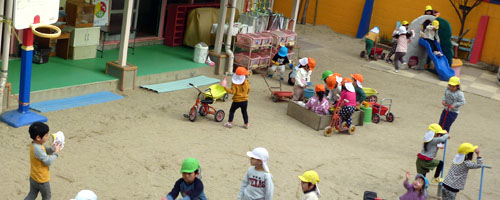 所定で遊ぶ子どもたち