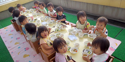 給食（ベランダにて）